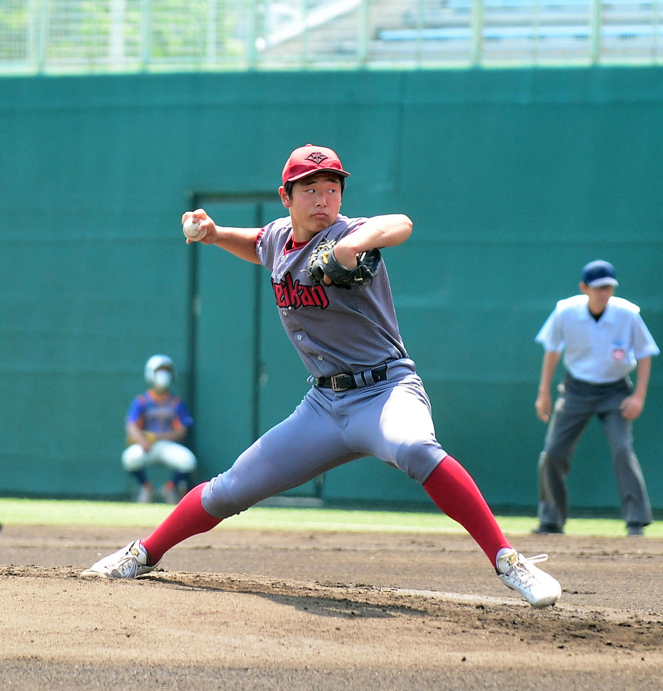 公式戦初先発のマウンドで力投する浜松開誠館・静内