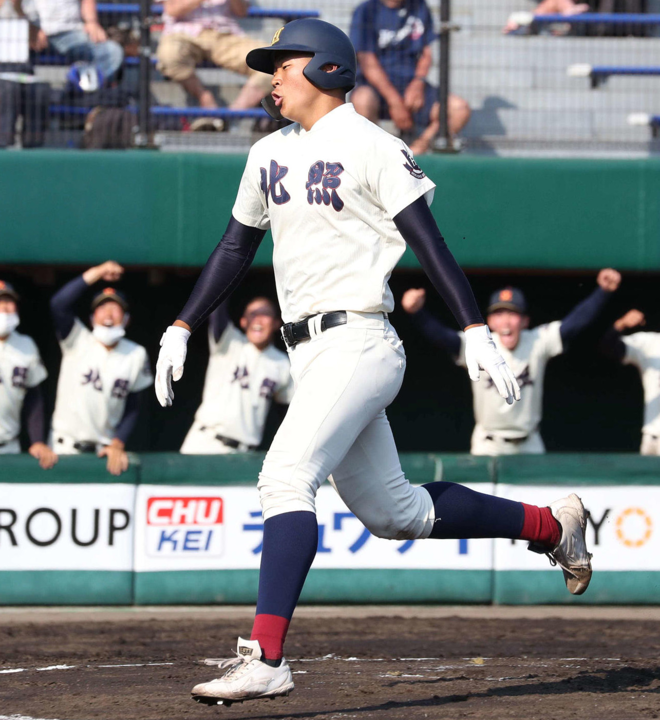 4回表北照無死、右越え本塁打を放ち生還する西浦（撮影・黒川智章）