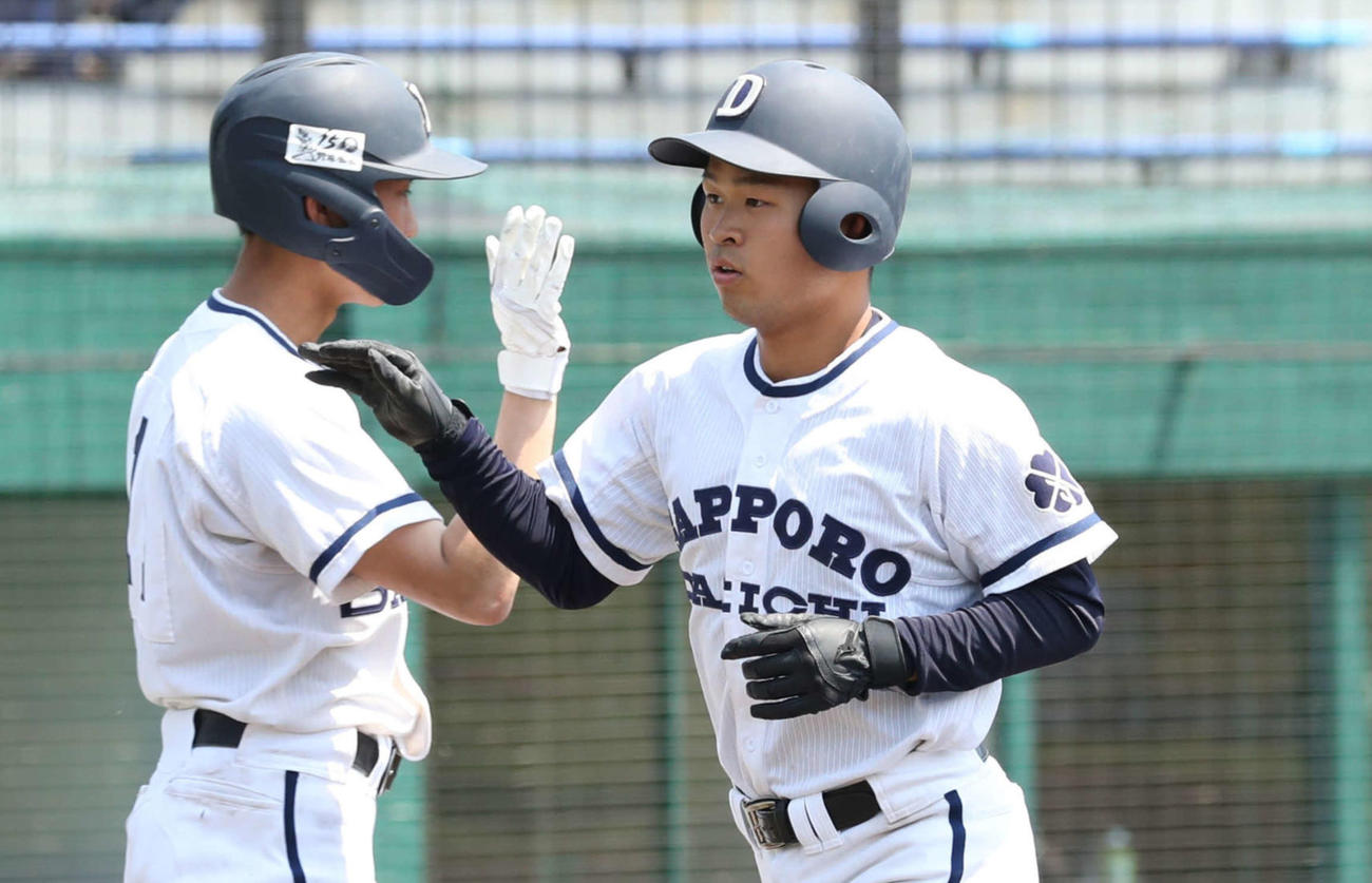 右越え2点本塁打を放ちナインとタッチする渥美（撮影・黒川智章）