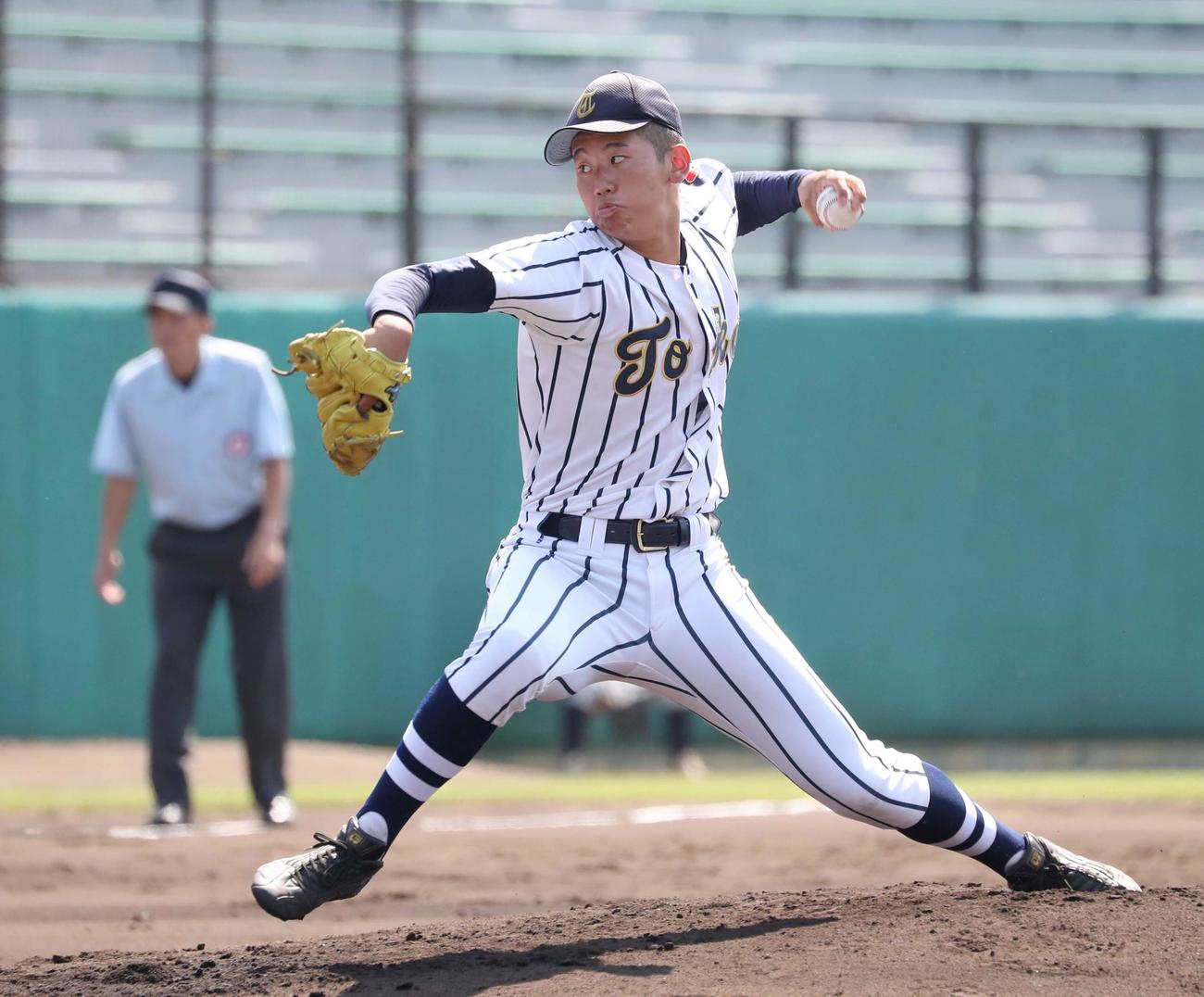 知内対東海大札幌　力投する東海大札幌・門別（撮影・黒川智章）
