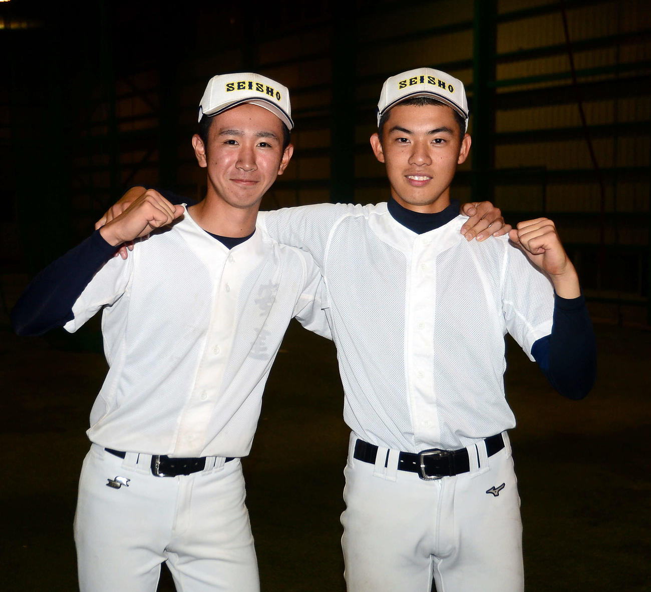 学生コーチとして静岡商を支える安達（左）と梶山