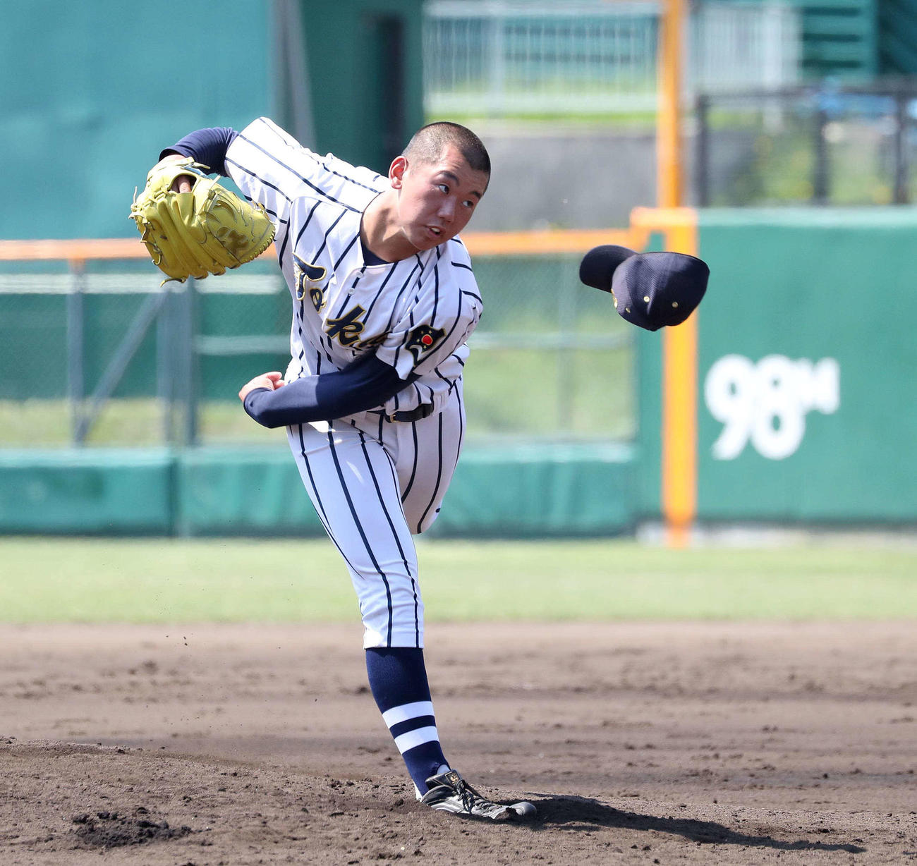 知内対東海大札幌　帽子を飛ばし力投する東海大札幌・門別（撮影・黒川智章）
