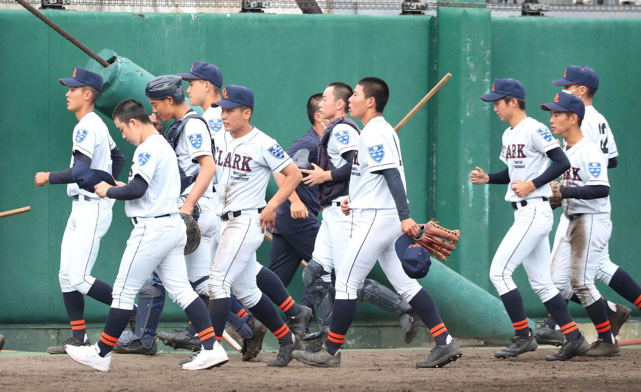 クラーク対札幌第一　引き揚げるクラークナイン（撮影・黒川智章）
