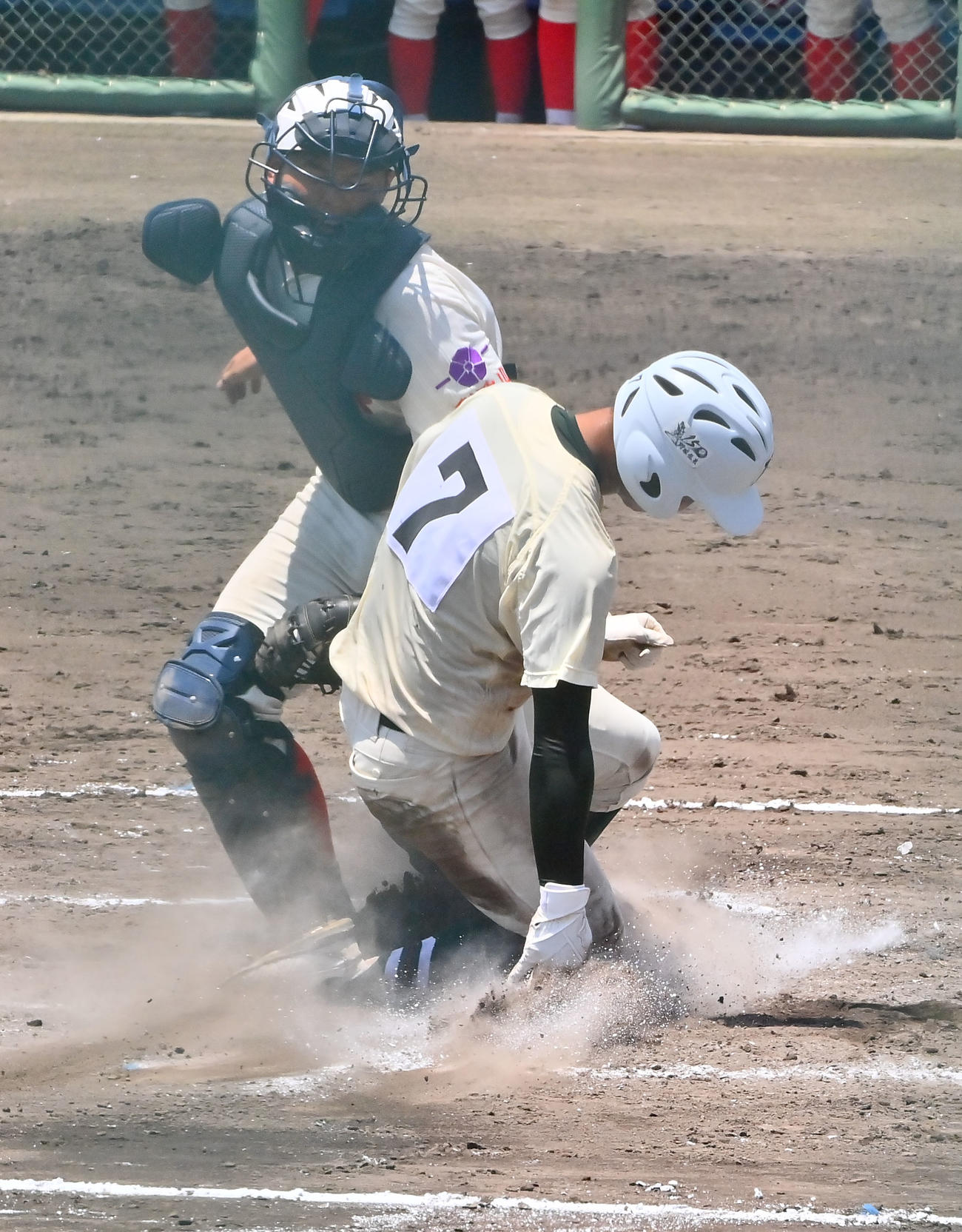 報徳学園対智弁和歌山　8回表報徳学園1死二塁、正重恒太の右飛で二塁から生還する岩本（撮影・和賀正仁）