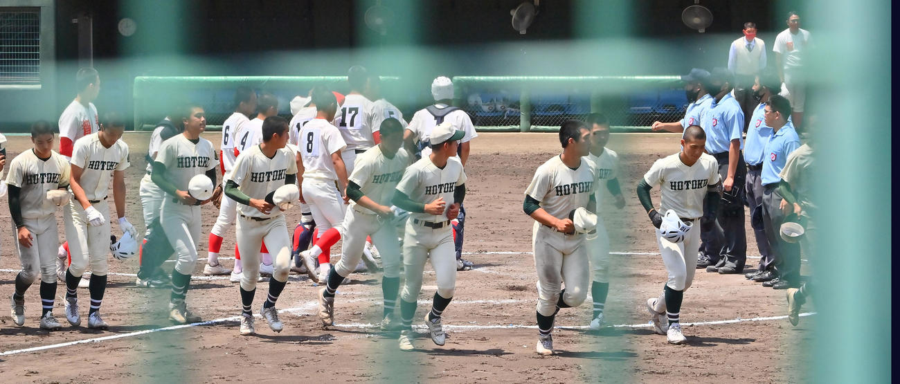 報徳学園対智弁和歌山　智弁和歌山に敗れベンチ前に整列する報徳学園ナイン（撮影・和賀正仁）