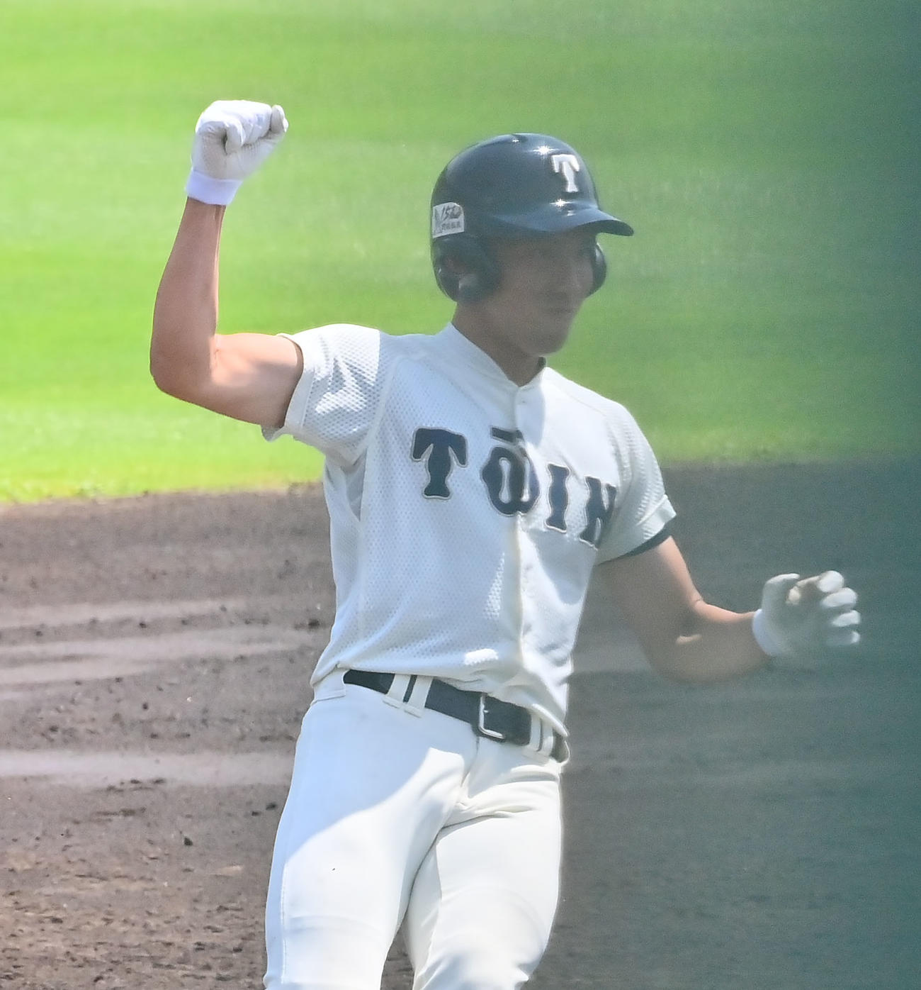 大阪桐蔭対近江　3回表大阪桐蔭1死一塁、右中間に適時三塁打を放ちガッツポーズする伊藤（撮影・和賀正仁）