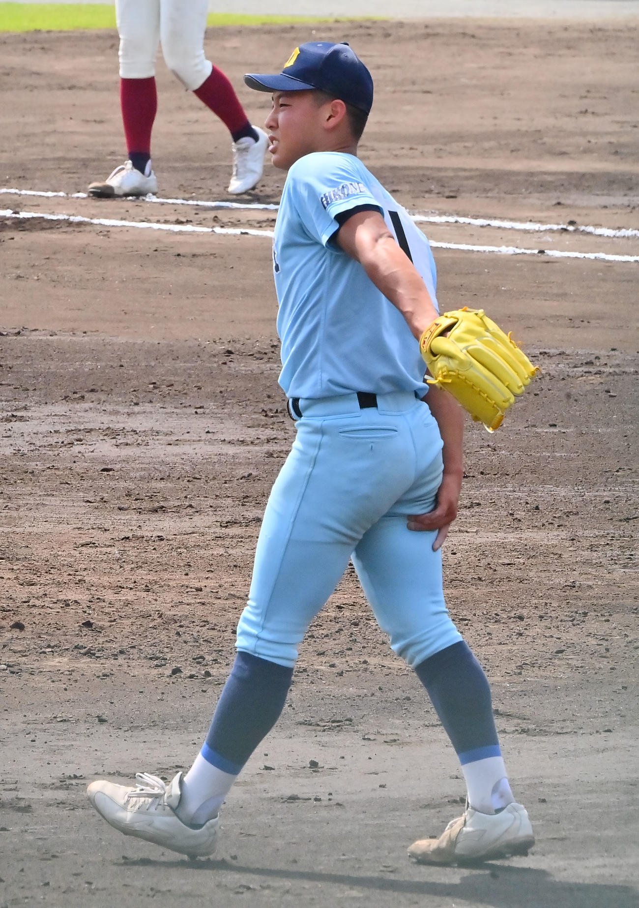 大阪桐蔭対近江　6回表途中、右足を痛め降板する近江山田（撮影・和賀正仁）