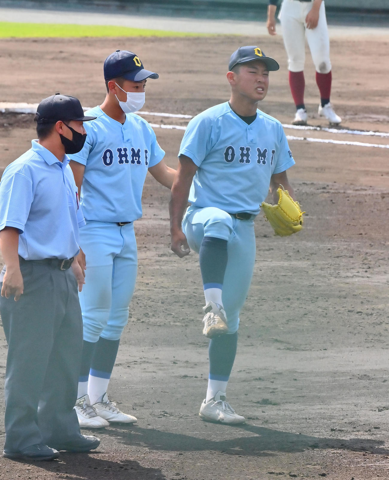 大阪桐蔭対近江　6回表途中、右足を痛め降板する近江山田（撮影・和賀正仁）