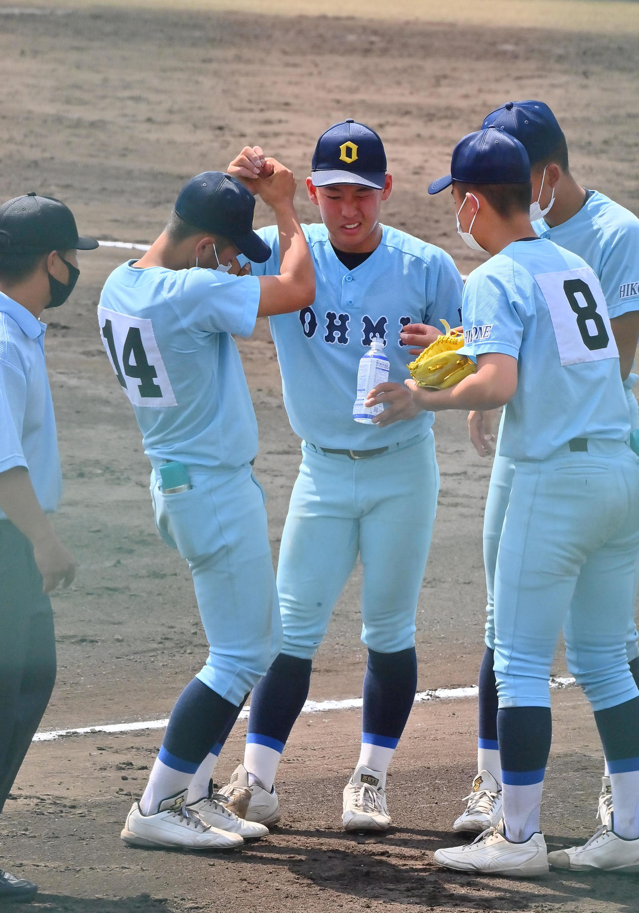 大阪桐蔭対近江　6回表途中、右足を痛め降板する近江山田（撮影・和賀正仁）