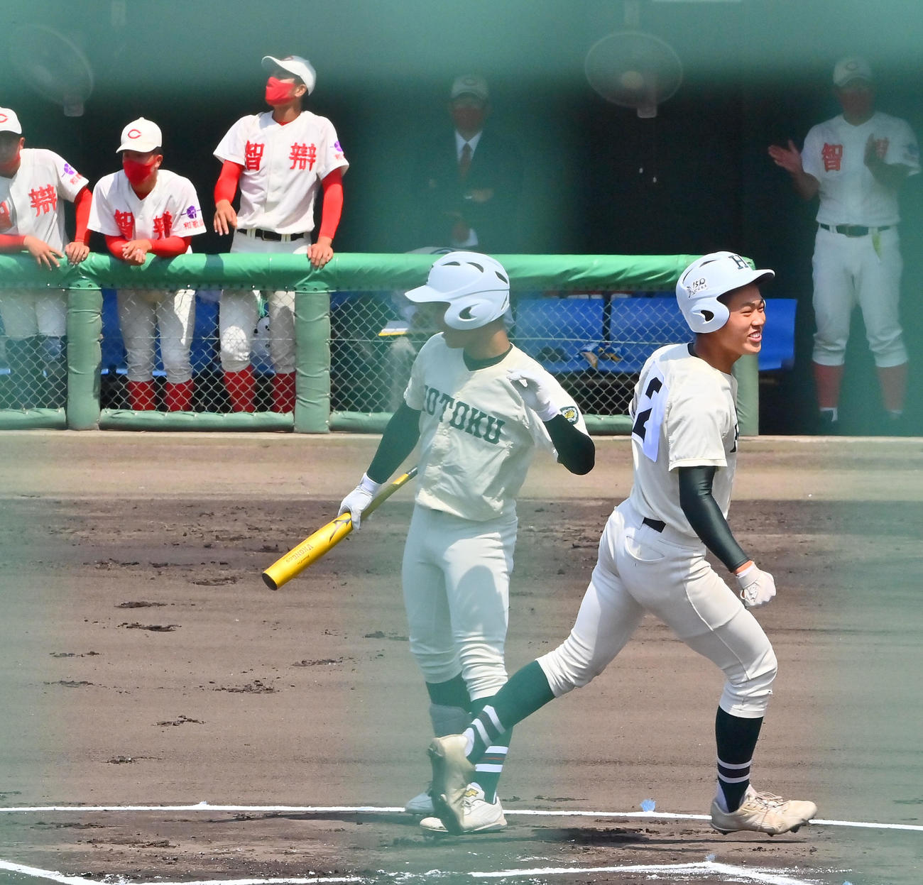 報徳学園対智弁和歌山　1回表報徳学園無死、左中間に先制本塁打を放ち生還する堀柊那（撮影・和賀正仁）