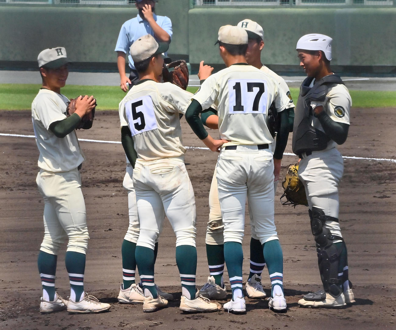 報報徳学園対智弁和歌山　3回に失点しマウンドの報徳学園の盛田（17）のもとに集まるナイン（撮影・和賀正仁）