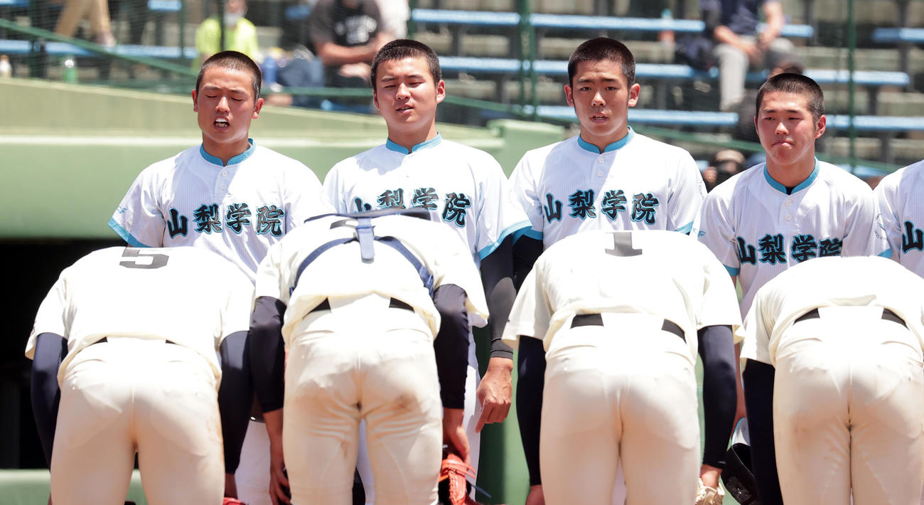 浦和学院対山梨学院　7回コールド負けを喫し、試合終了のあいさつを行う左から相沢、榎谷ら山梨学院の選手たち（撮影・野上伸悟）
