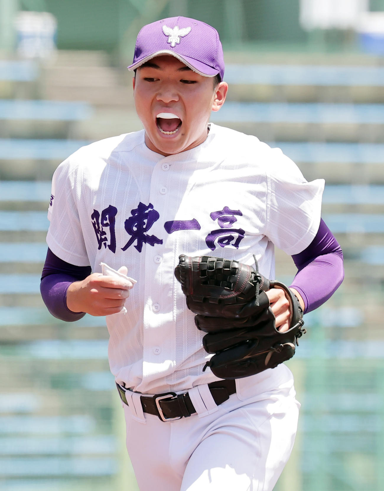 山村学園対関東第一　1回表を終え、気合の表情でベンチに戻る関東第一先発の成井（撮影・野上伸悟）