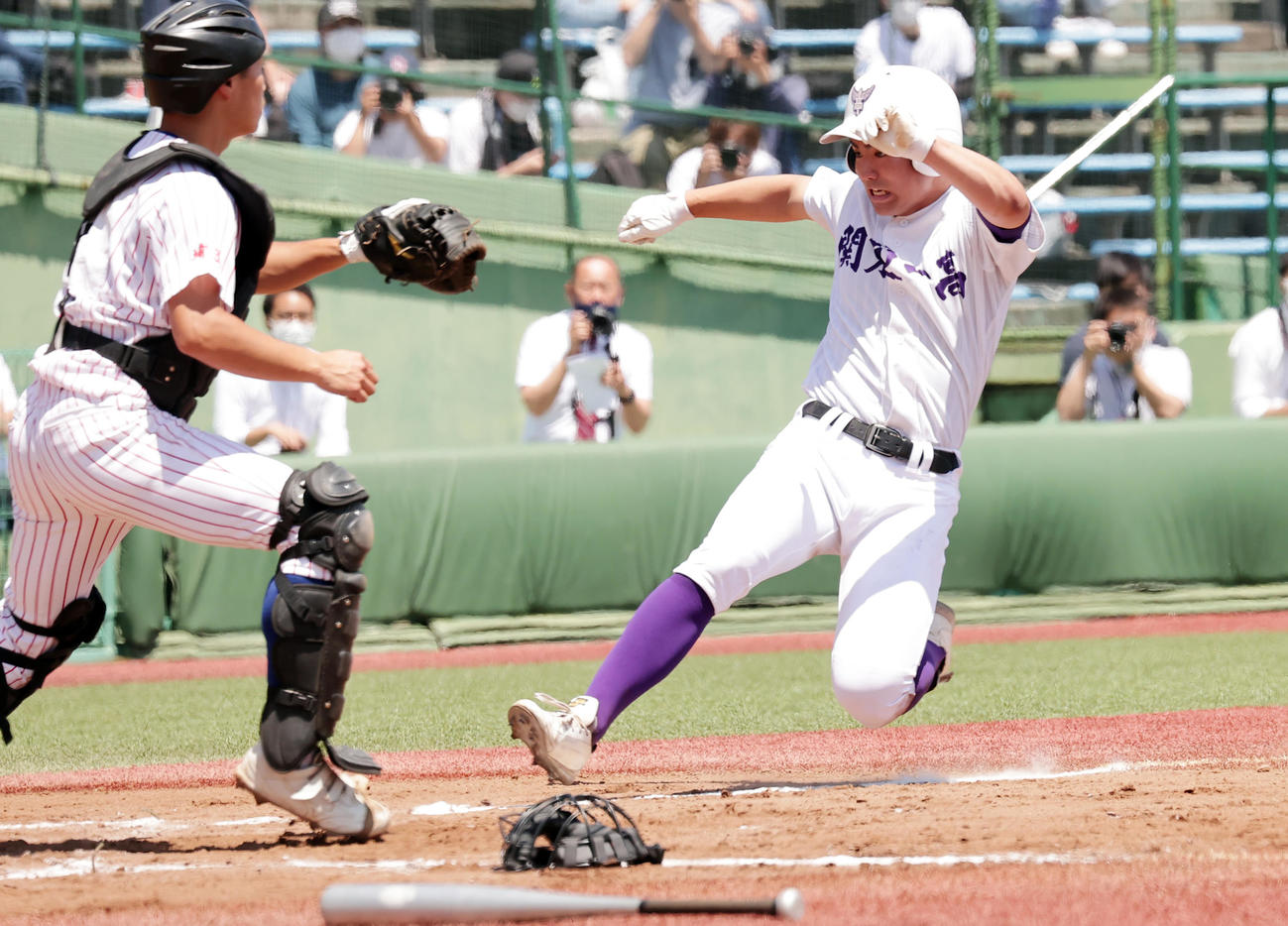 山村学園対関東第一　1回裏関東第一1死二、三塁、西川の左犠飛で生還する秋葉（撮影・野上伸悟）