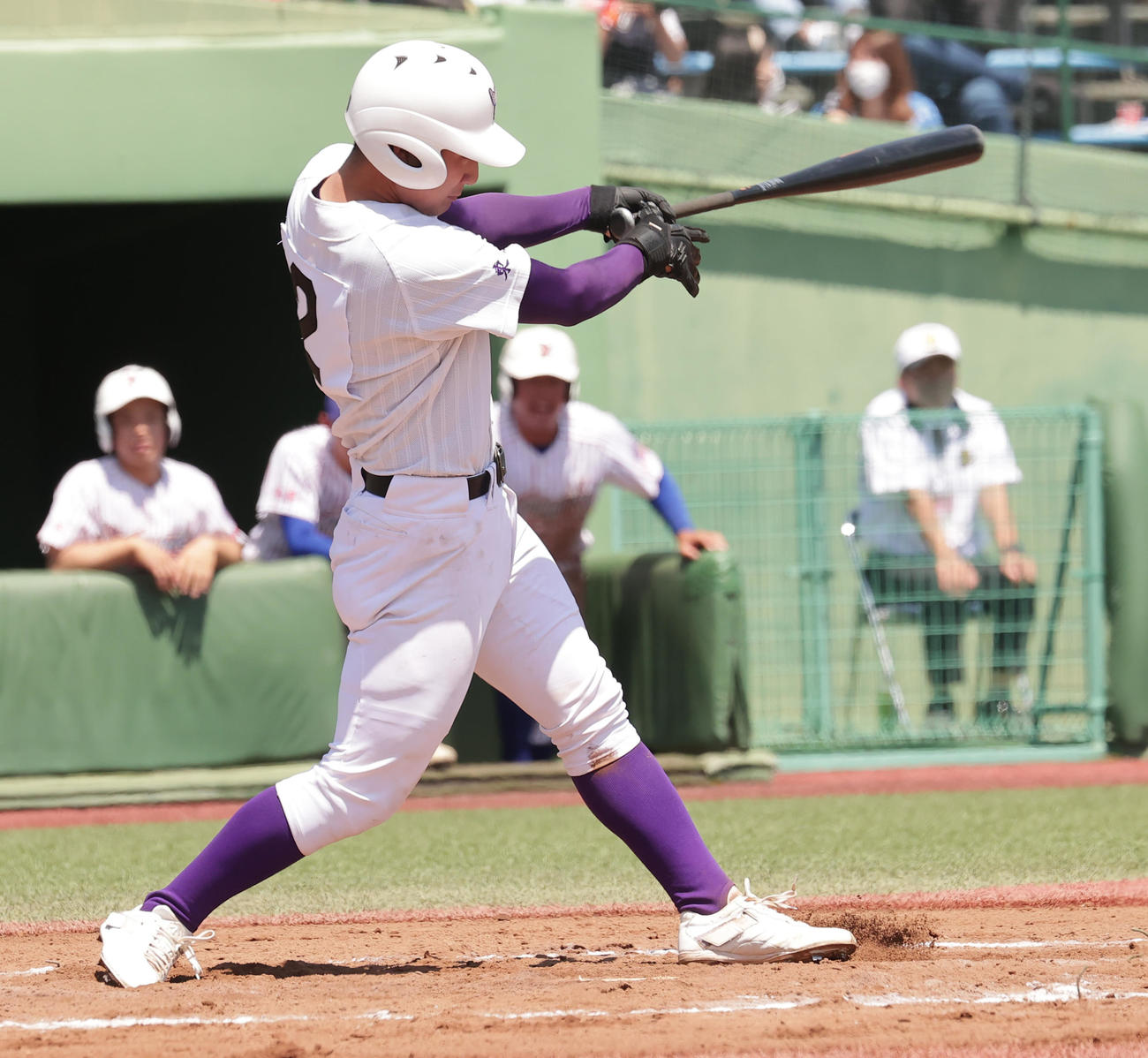 山村学園対関東第一　1回裏関東第一2死二塁、左適時二塁打を放つ富岡（撮影・野上伸悟）