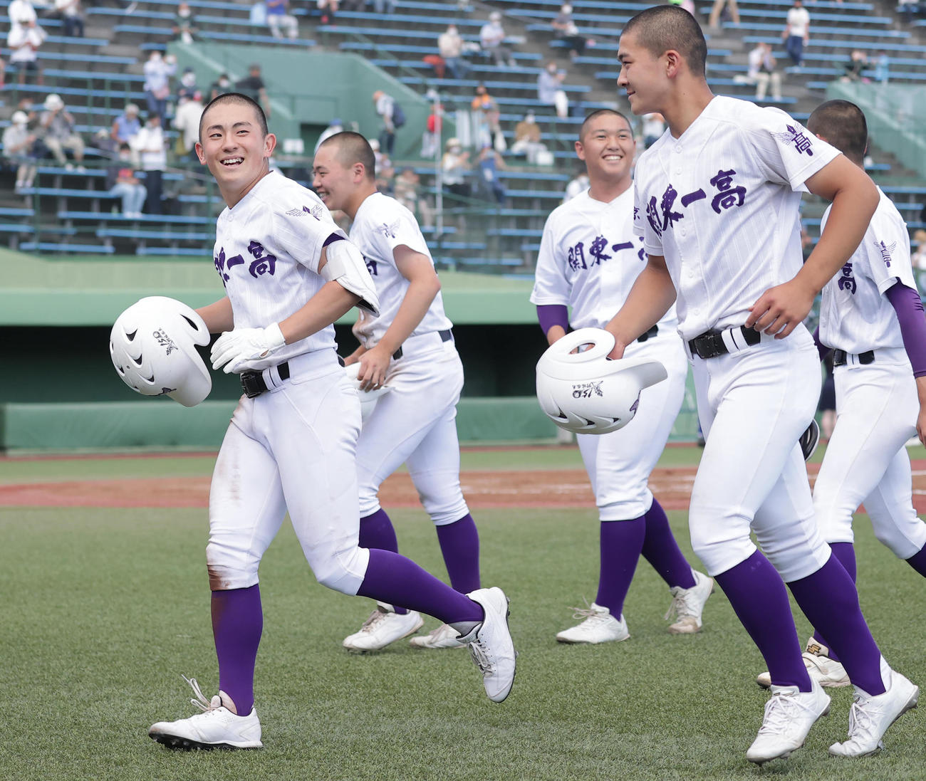 山村学園対関東第一　7回裏関東第一無死二塁、左中間適時三塁打を放ち、コールド勝ちを決めた柳瀬は応援席に向かって笑顔（撮影・野上伸悟）