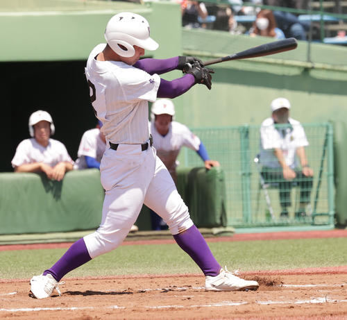 山村学園対関東第一　1回裏関東第一2死二塁、左適時二塁打を放つ富岡（撮影・野上伸悟）