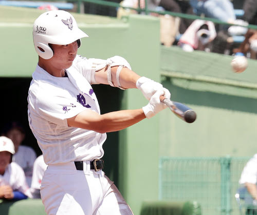 山村学園対関東第一　2回裏関東第一無死一塁、中越え適時三塁打を放つ井坪（撮影・野上伸悟）