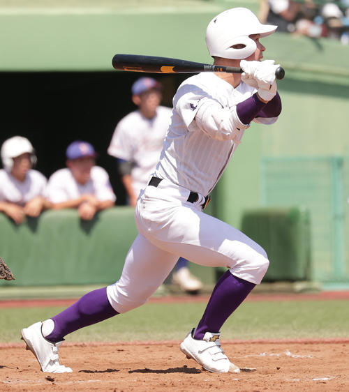 山村学園対関東第一　3回裏関東第一1死一、二塁、右中間2点適時二塁打を放つ須藤（撮影・野上伸悟）