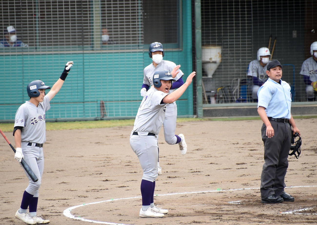 久慈対花巻東　1回裏花巻東1死満塁、千葉柚樹の3点適時三塁打で生還し、次の走者を迎え入れる佐々木麟（中央）（撮影・山田愛斗）