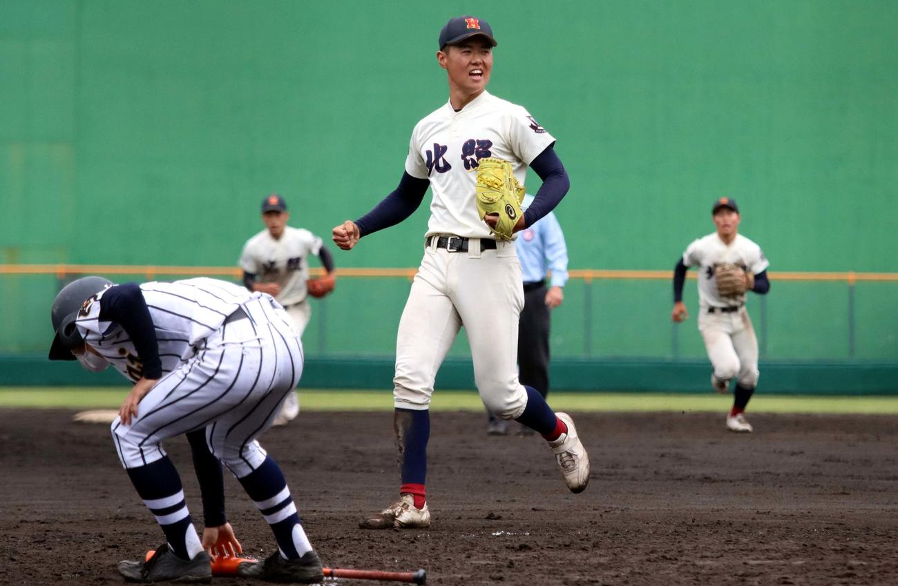 東海大札幌対北照　東海大札幌打線を9回7安打完封し、右拳を握り喜ぶ北照・上川投手（撮影・永野高輔）