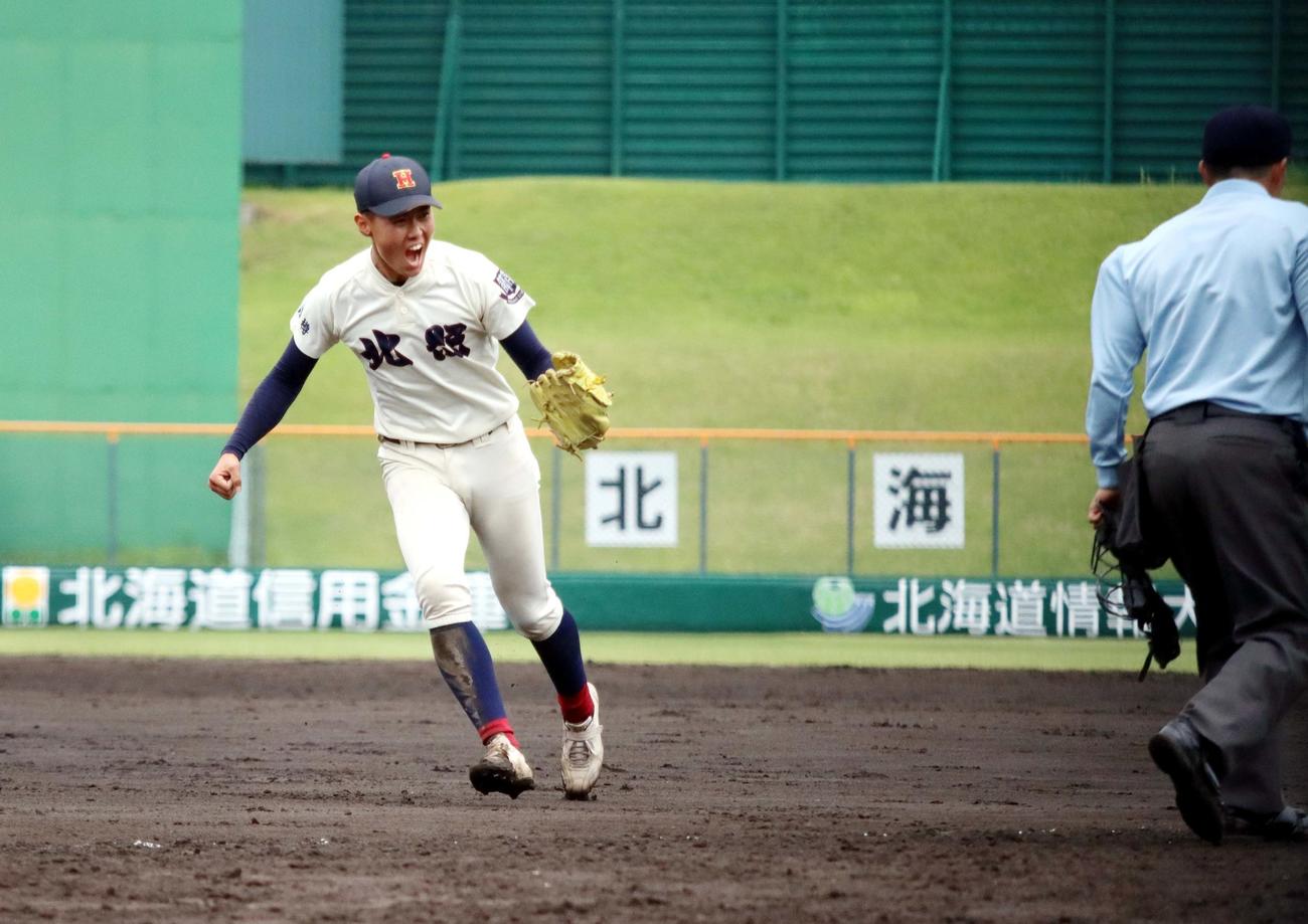 東海大札幌対北照　東海大札幌打線を9回7安打完封で抑え、雄たけびを上げる北照・上川投手（撮影・永野高輔）