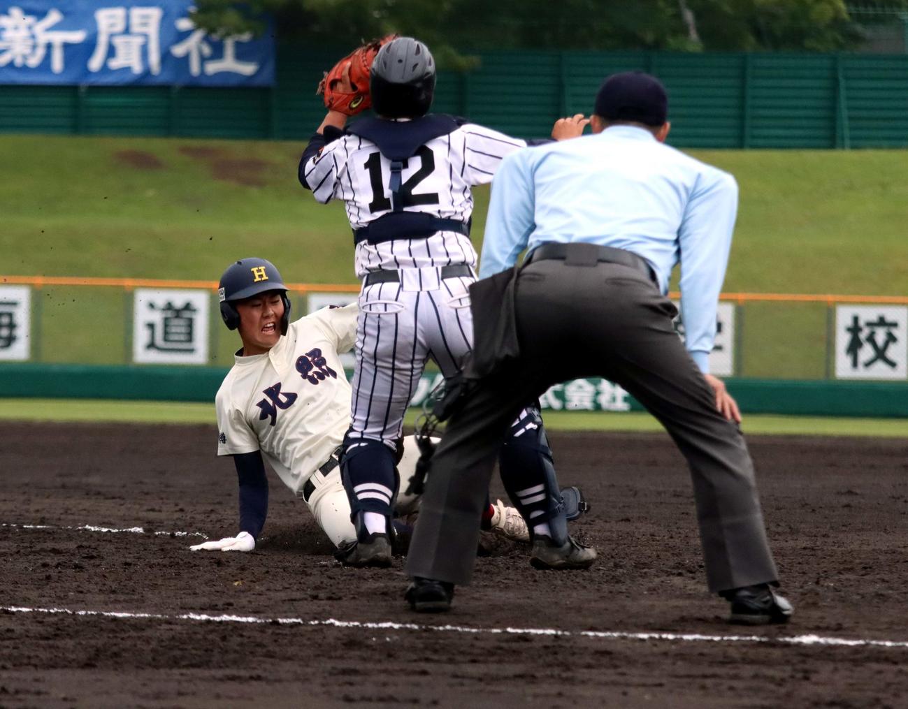 東海大札幌対北照　3回北照2死一、三塁、谷口塁の中越え2点適時二塁打で一塁から生還する上川（撮影・永野高輔）