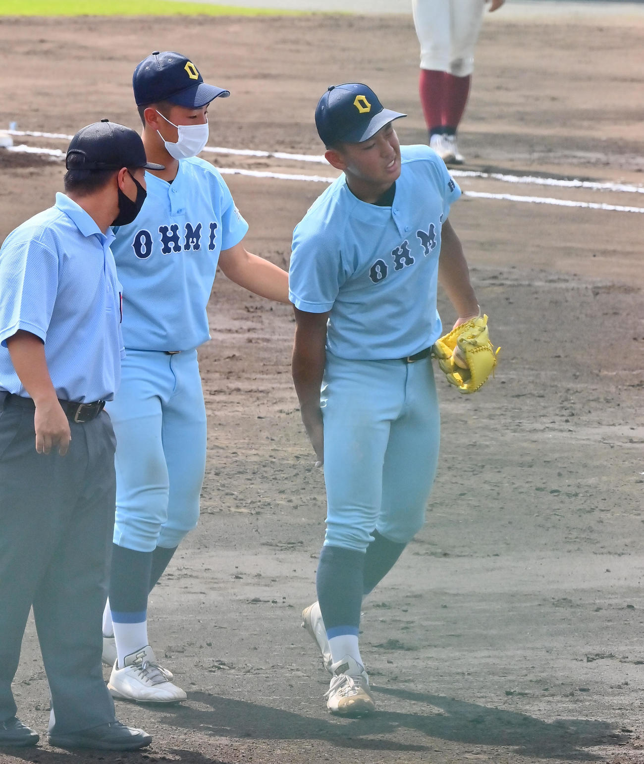 大阪桐蔭対近江　6回表途中、右足を痛め降板する近江山田（撮影・和賀正仁）