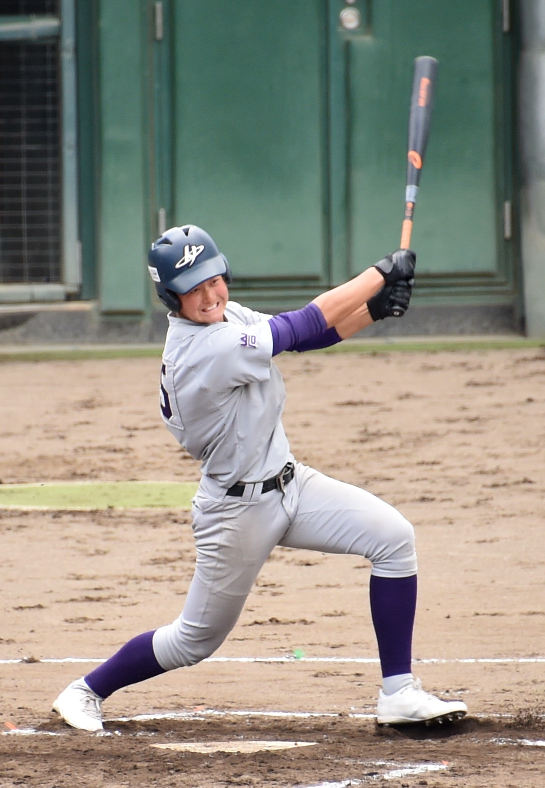 1回裏花巻東1死満塁、3点適時三塁打を放つ千葉柚樹（撮影・山田愛斗）