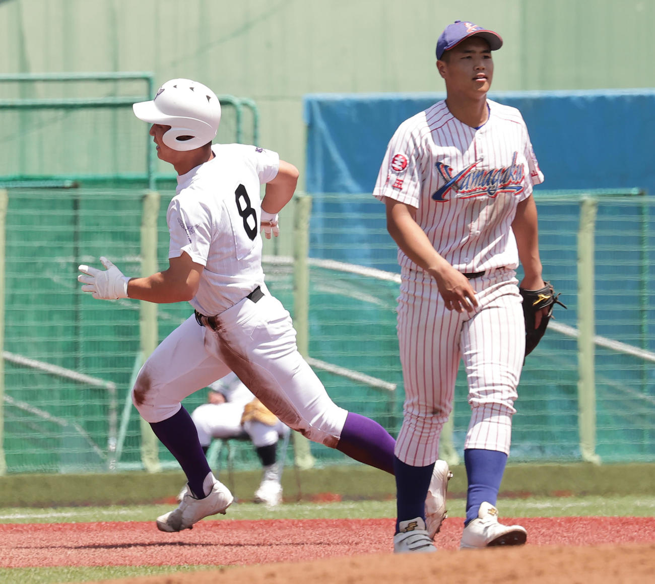 山村学園対関東第一　1回裏関東第一1死二塁、増尾の三ゴロを坪井（右）が一塁に悪送球する間に、井坪（左）が生還する（撮影・野上伸悟）