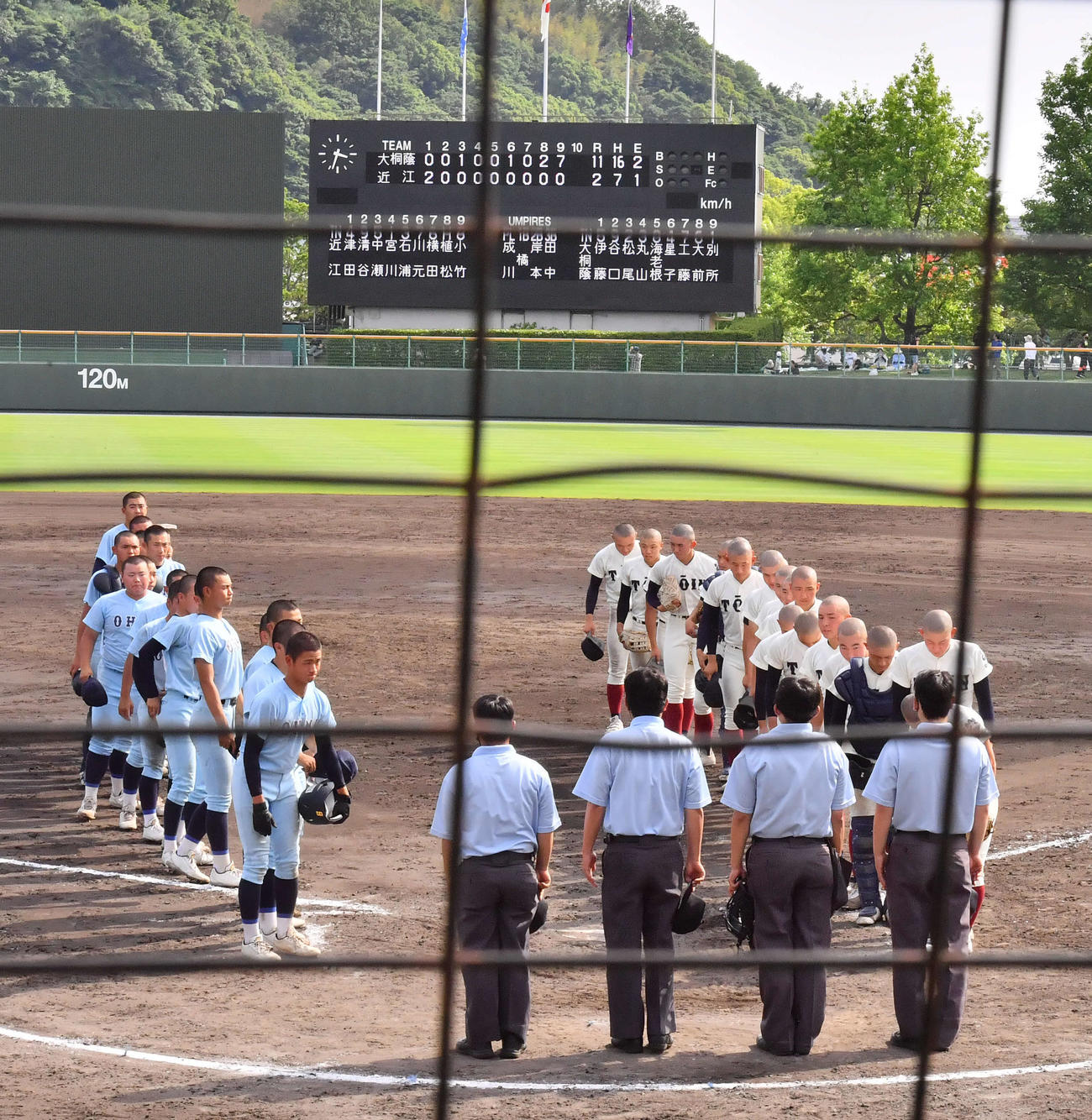 近江を破り、公式戦29連勝を果たし整列する大阪桐蔭ナイン（右側）（撮影・和賀正仁）