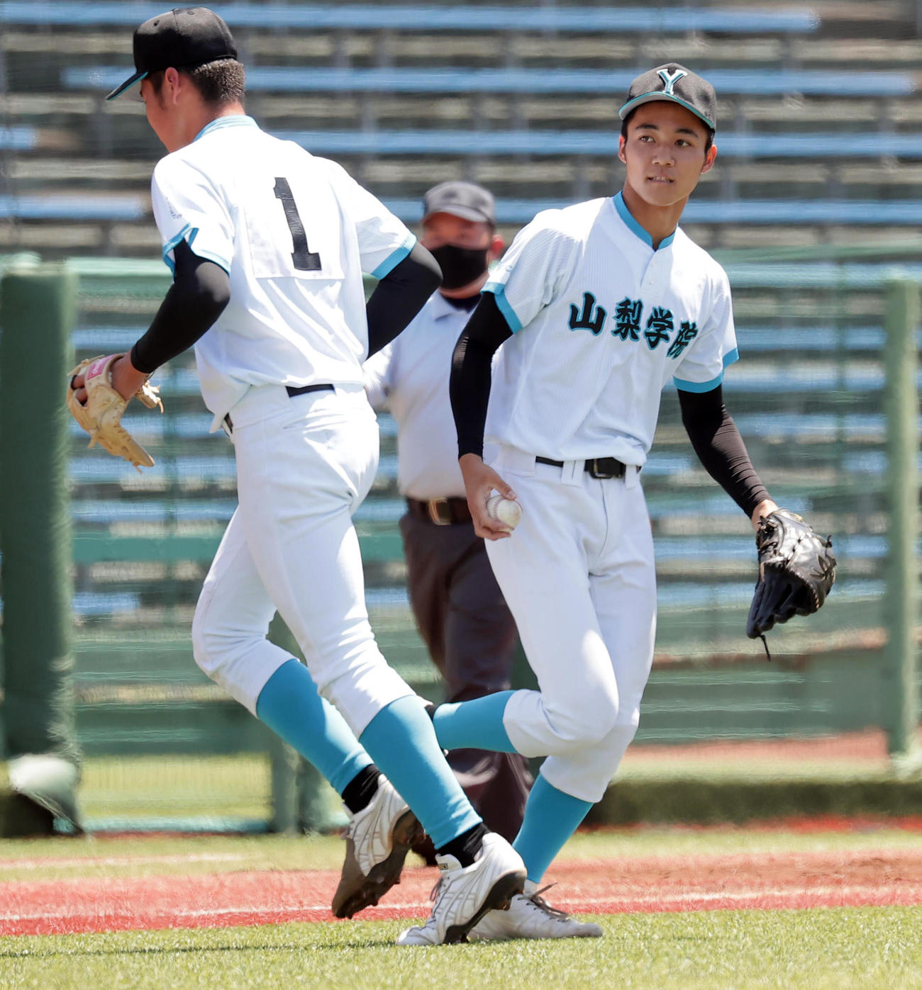 浦和学院対山梨学院　4回表浦和学院2死三塁、降板する山梨学院先発の榎谷。右は2番手の川口（撮影・野上伸悟）