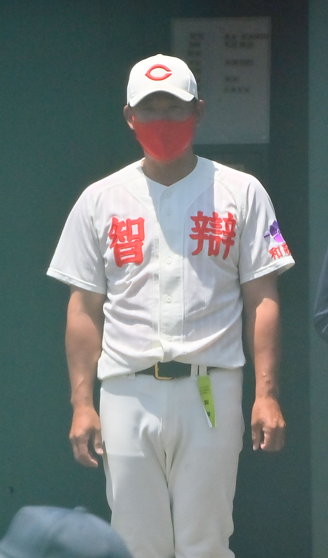 報徳学園対智弁和歌山　報徳学園に勝利し整列する智弁和歌山の中谷監督（撮影・和賀正仁）