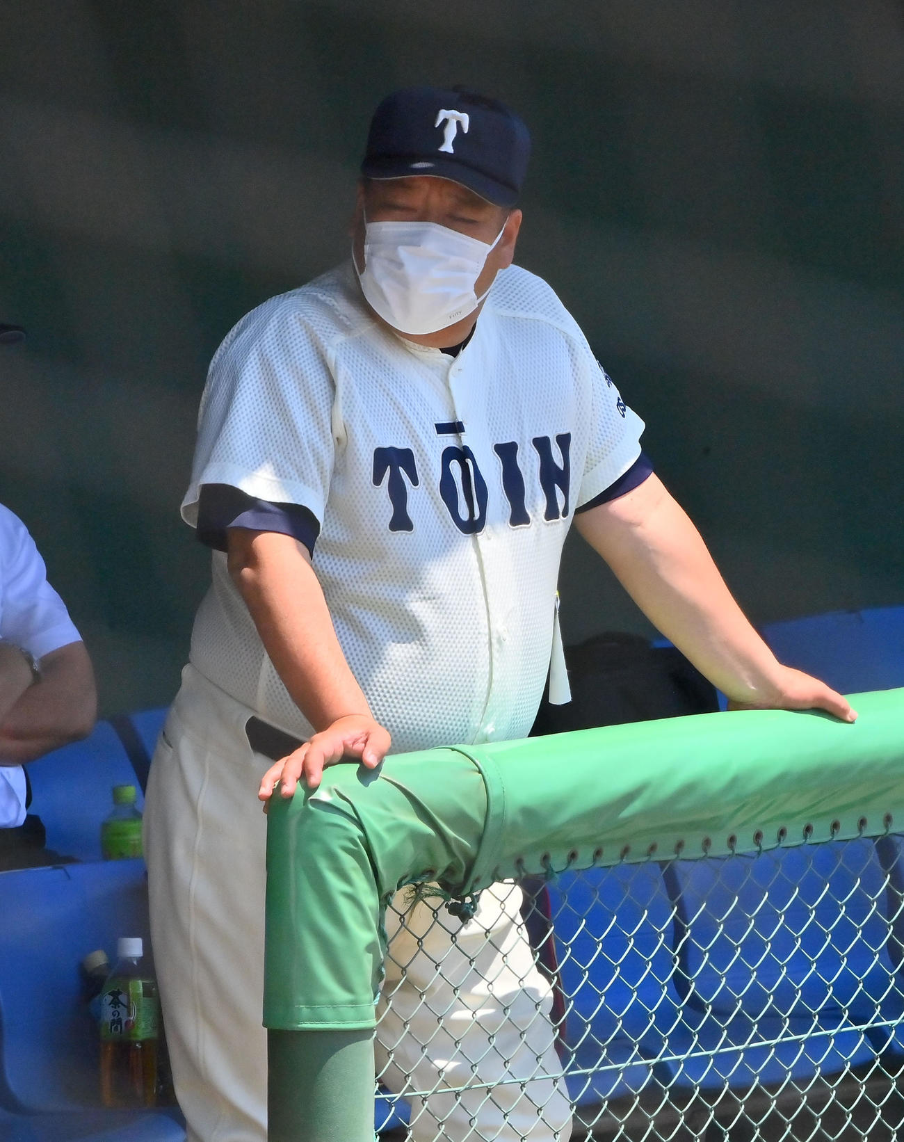 智弁和歌山対大阪桐蔭　ベンチから試合を見つめる大阪桐蔭・西谷監督（撮影・和賀正仁）