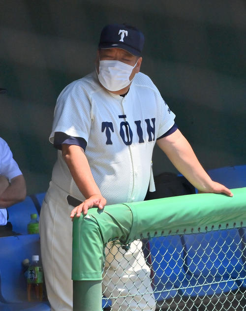 智弁和歌山対大阪桐蔭　ベンチから試合を見つめる大阪桐蔭・西谷監督（撮影・和賀正仁）
