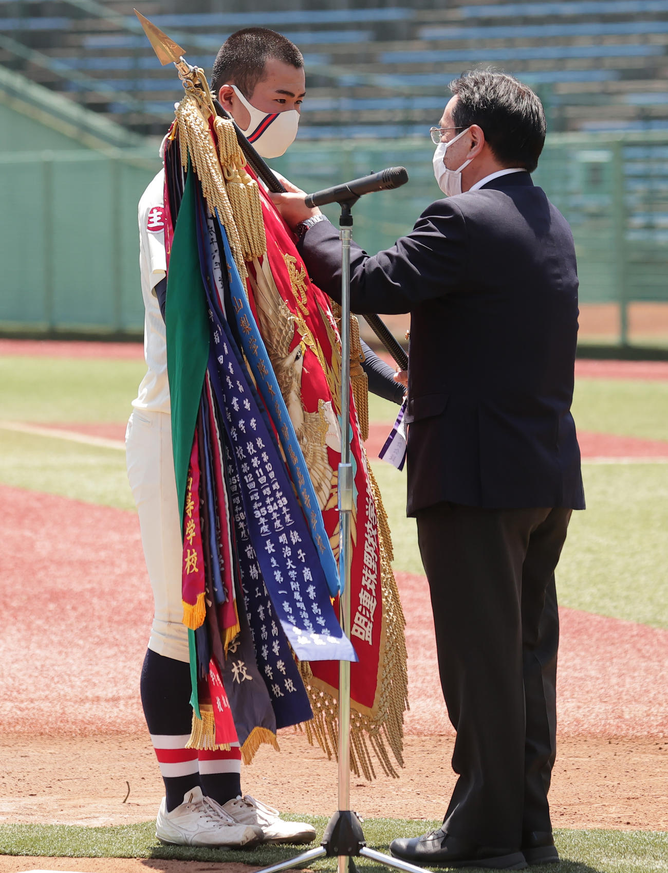 関東第一対浦和学院　優勝旗を受け取る浦和学院・八谷主将（撮影・野上伸悟）