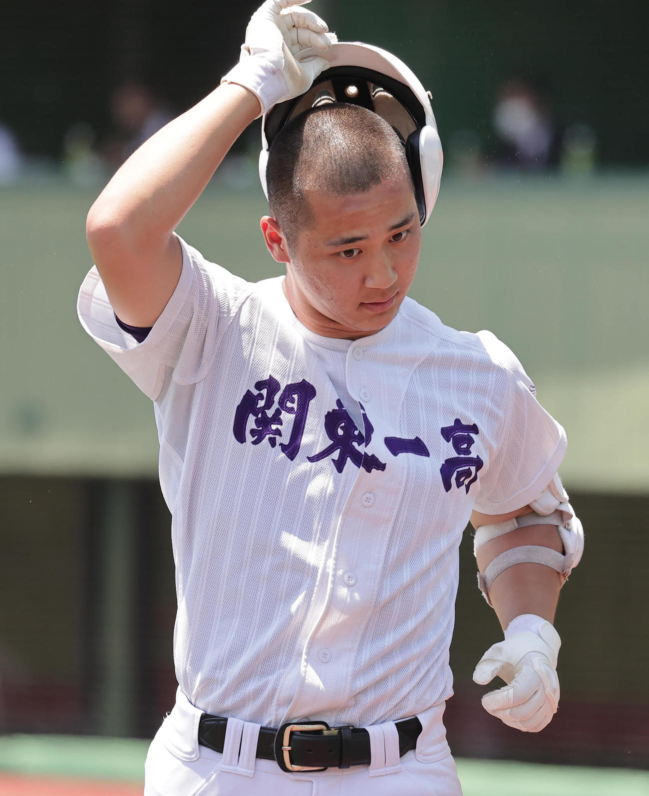 関東第一対浦和学院　8回表関東第一1死、右飛に倒れベンチに戻る井坪（撮影・野上伸悟）