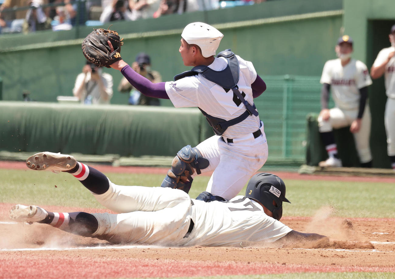 関東第一対浦和学院　7回裏浦和学院1死一、二塁、八谷の右前適時打で生還する鍋倉（撮影・野上伸悟）