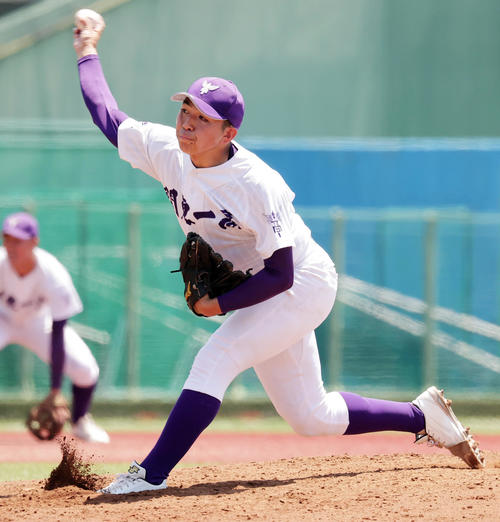 関東第一対浦和学院 力投する関東第一・成井(撮影・野上伸悟)