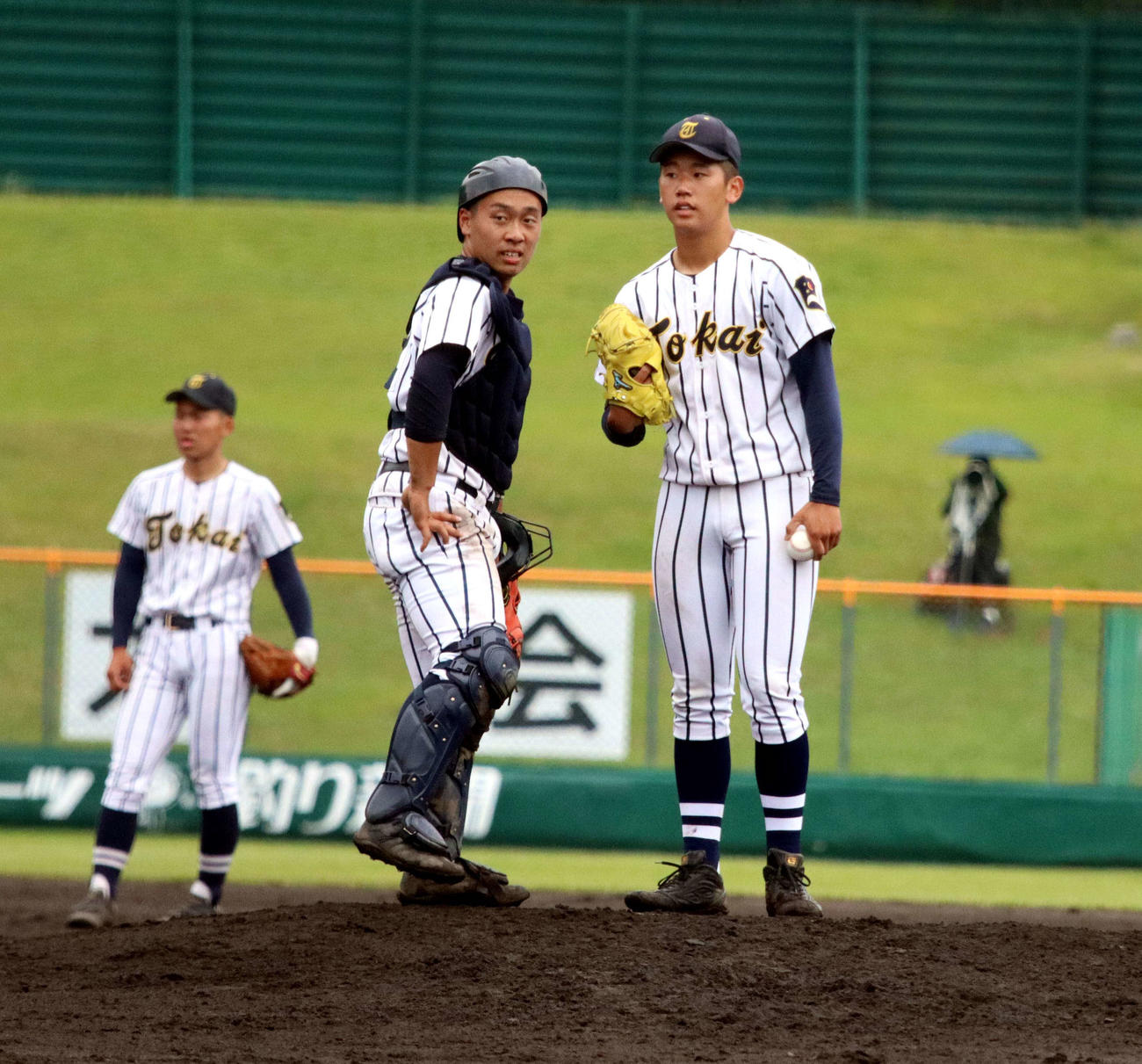 東海大札幌対北照　3回、ピンチに真岩捕手と話す東海大札幌エース門別（右）（撮影・永野高輔）
