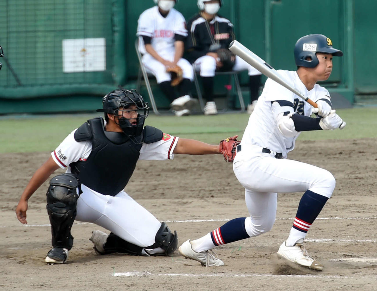 羽黒対日大山形　9回表羽黒2死一、三塁、右前適時打を放つ本間（撮影・相沢孔志）