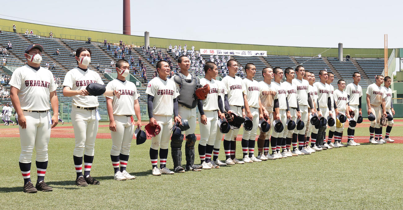 関東第一対浦和学院　優勝し応援席にあいさつする浦和学院の選手たち（撮影・野上伸悟）