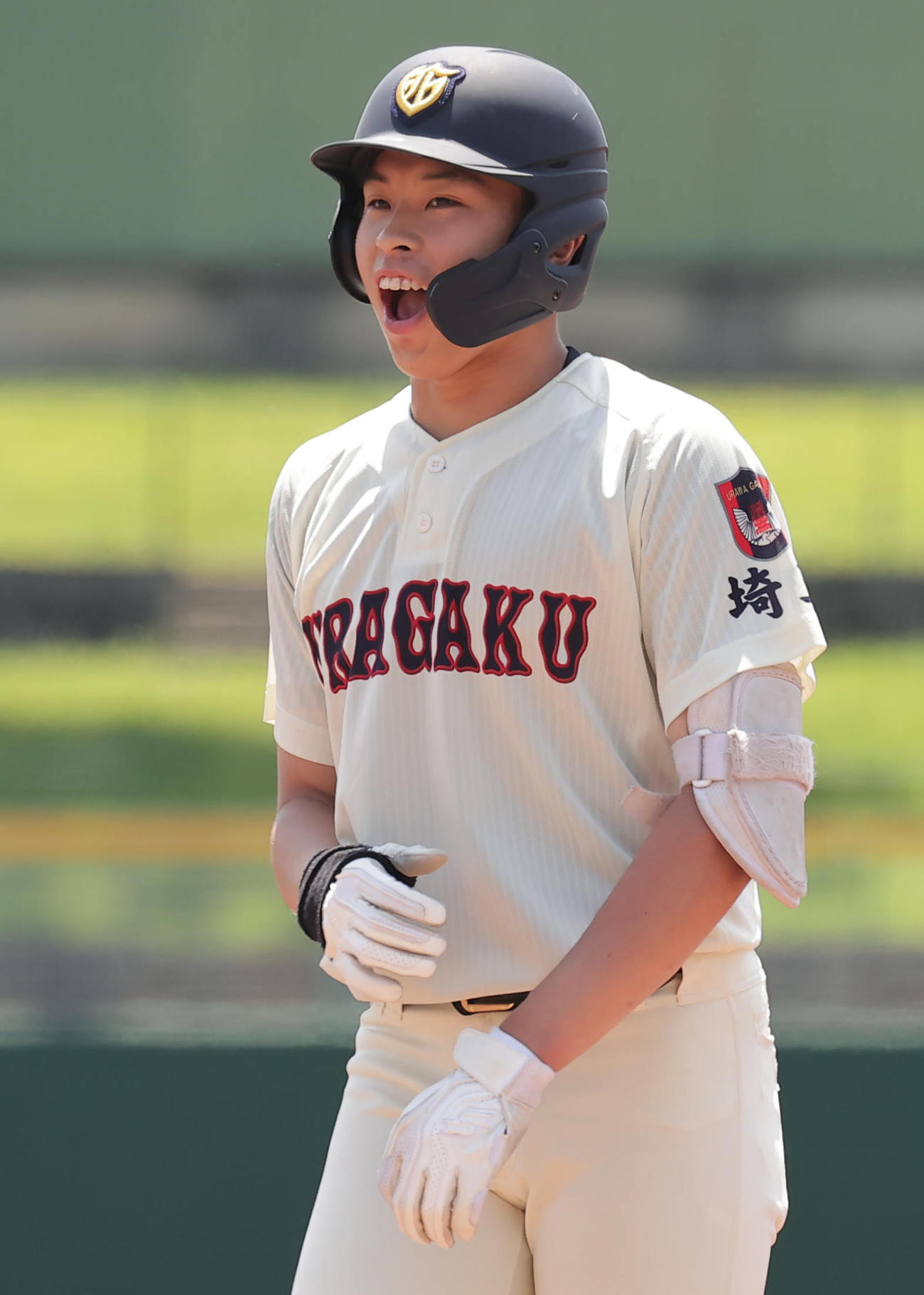 関東第一対浦和学院　2回裏浦和学院2死一、二塁、左前適時打を放ち喜ぶ伊丹（撮影・野上伸悟）