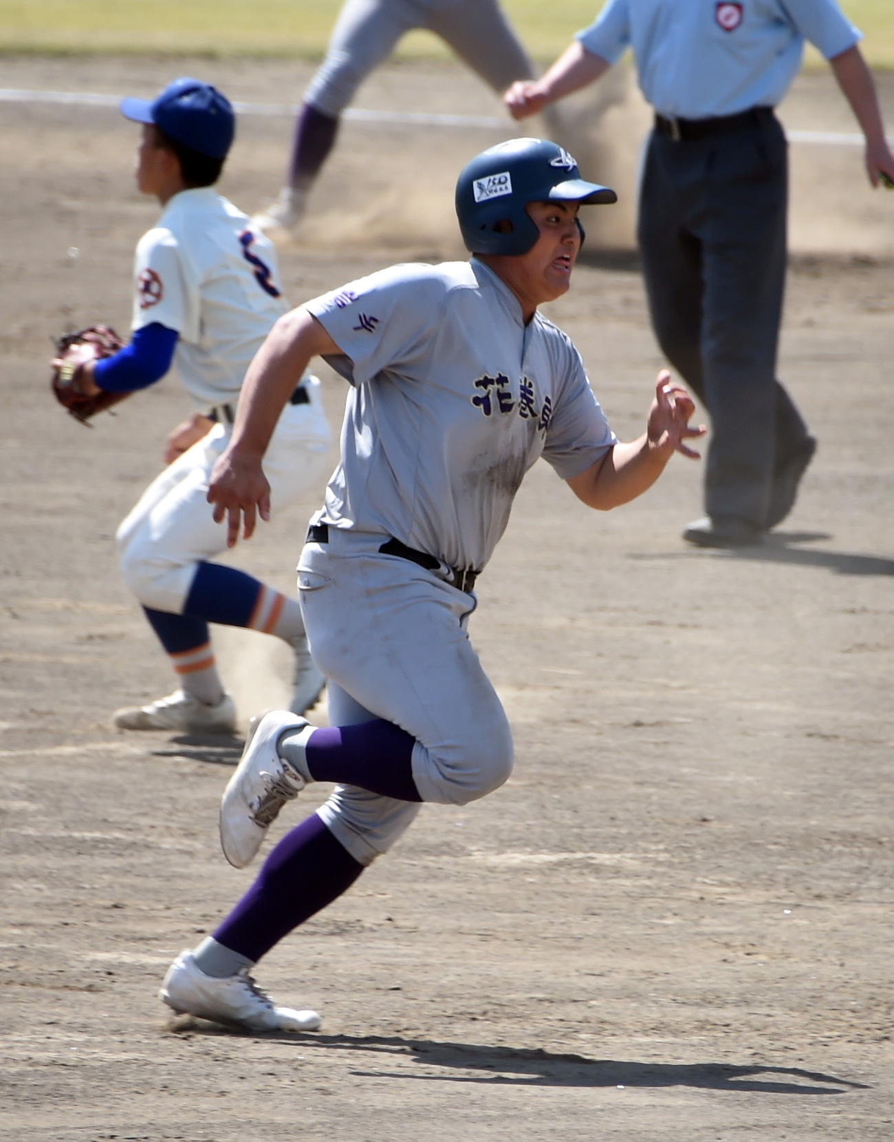 花巻東対盛岡大付　3回表花巻東1死一、二塁、田代の右前打で一塁から三塁に進塁する佐々木麟（撮影・山田愛斗）