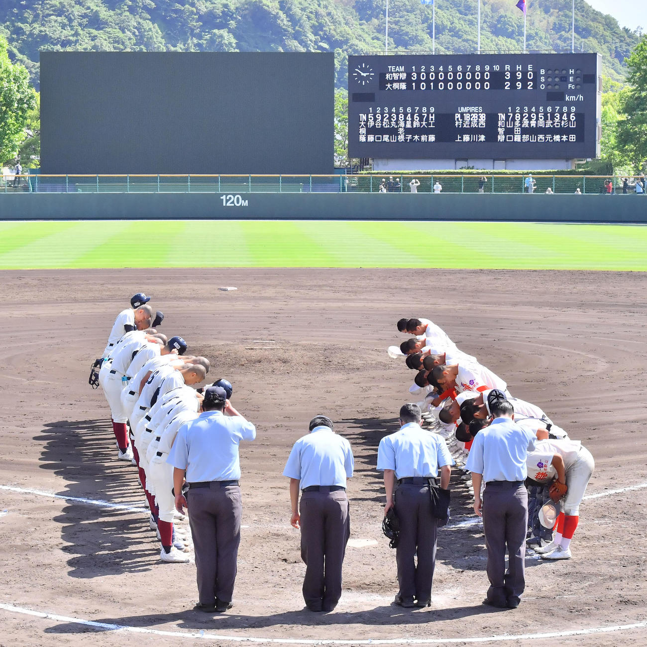 智弁和歌山対大阪桐蔭　智弁和歌山に敗れ29連勝でストップ、整列する大阪桐蔭ナイン（左側）（撮影・和賀正仁）