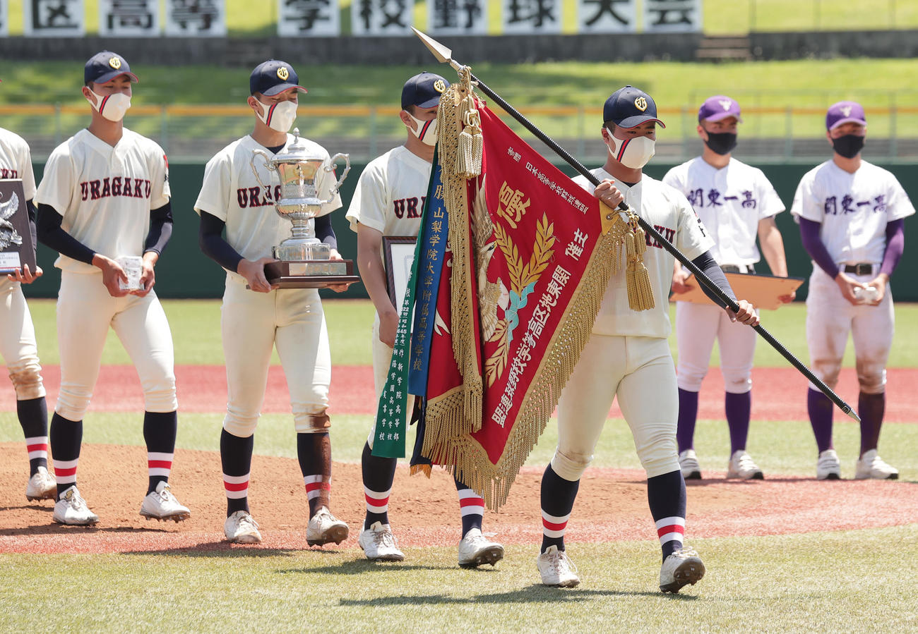 優勝旗を手にダイヤモンドを1周する八谷主将（先頭）ら浦和学院の選手たち（撮影・野上伸悟）