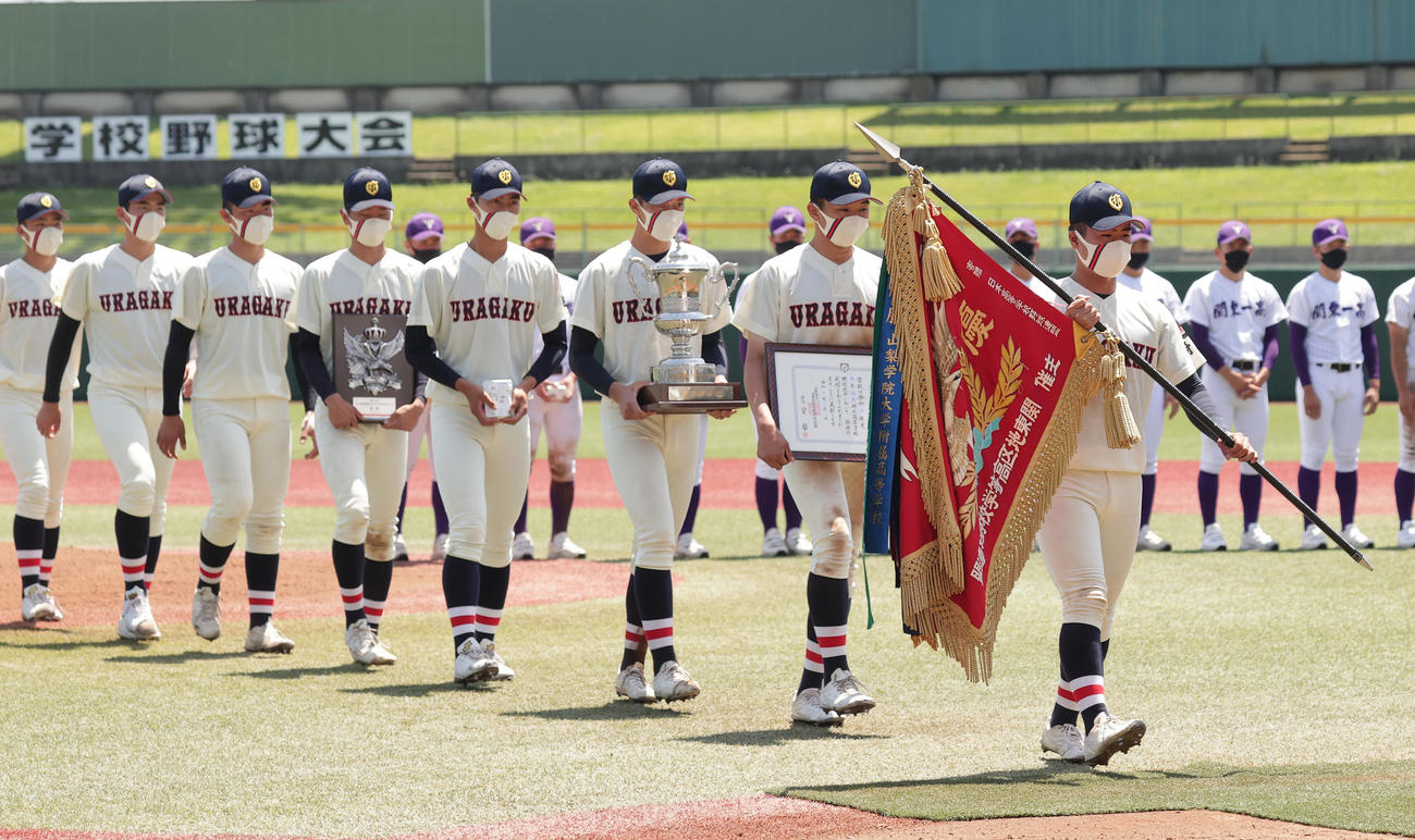 関東第一対浦和学院　優勝旗を手にダイヤモンドを1周する八谷主将（先頭）ら浦和学院の選手たち（撮影・野上伸悟）