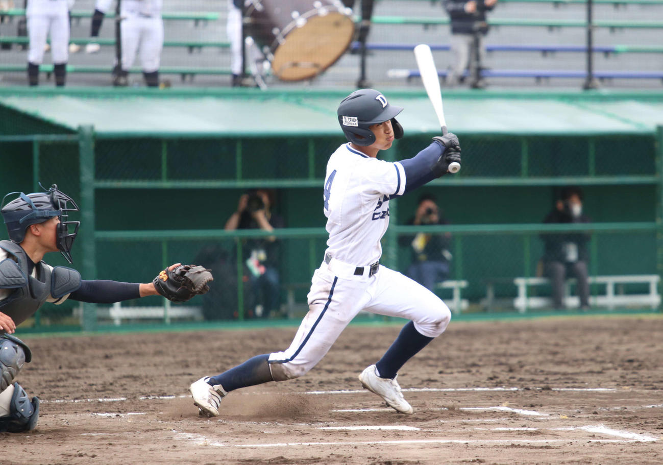 苫小牧中央対札幌第一　タイブレークの延長13回札幌第一無死満塁、右中間にサヨナラの2点適時二塁打を放つ村上（撮影・山崎純一）