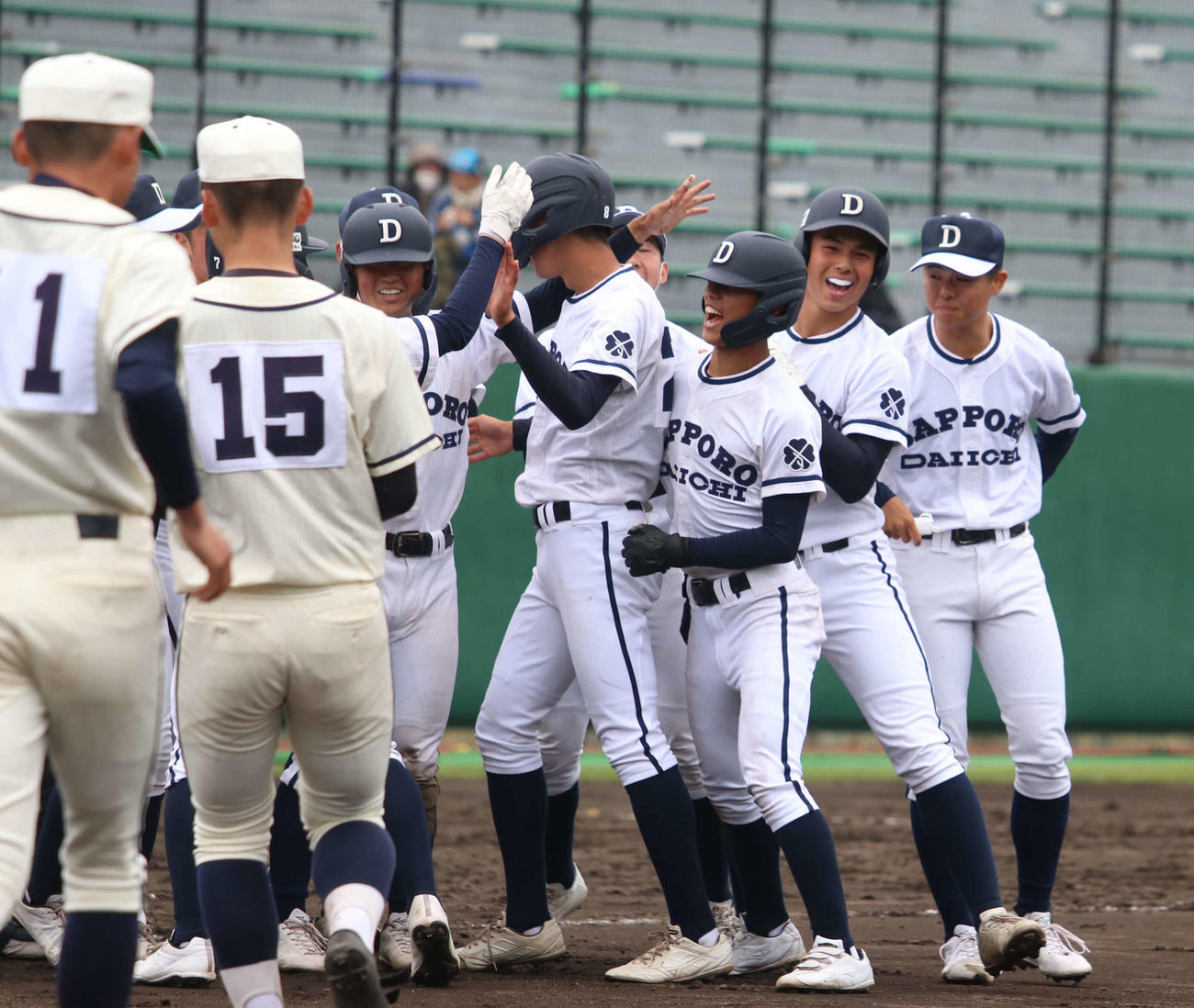 苫小牧中央対札幌第一　タイブレークの延長13回札幌第一無死満塁、右中間にサヨナラの2点適時二塁打を放ちチームメートから祝福される村上（右から3人目）（撮影・山崎純一）