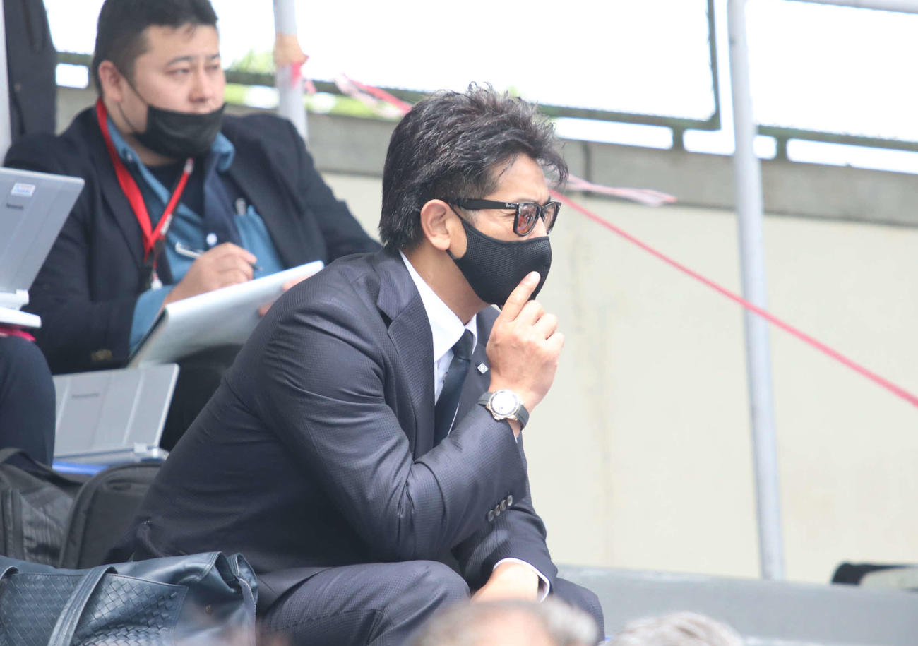 試合を視察した日本ハム稲葉GM（撮影・山崎純一）